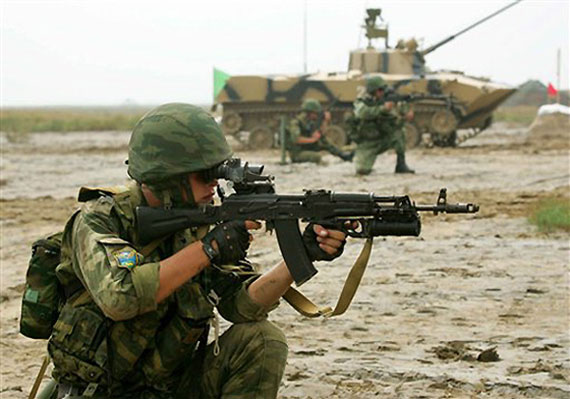 使用AK-74M步槍的俄海軍陸戰(zhàn)隊(duì)士兵。AK-200是以AK-74M為基礎(chǔ)進(jìn)行研制的