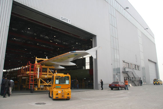 中航工業(yè)西飛國際天津公司總裝的首架A320機翼完成了總裝