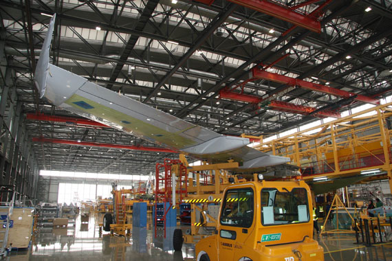 中航工業(yè)西飛國際天津公司總裝的首架A320機翼完成總裝測試