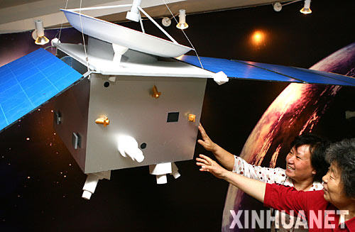 資料圖：中國“螢火一號”火星探測器模型