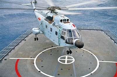 本報記者孫陽乘坐的直-8直升機著艦瞬間。王世均攝