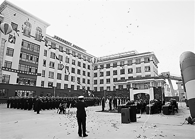 某現(xiàn)代化軍港一側(cè)，經(jīng)過(guò)精心設(shè)計(jì)、精心施工，一幢幢嶄新的水兵樓拔地而起