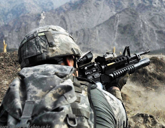 文章稱海軍少將楊毅說：“美國是所知的對解放軍的最大威脅?！薄D為正在阿富汗作戰(zhàn)的美軍