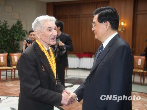 會見結束時，俄羅斯老戰(zhàn)士佩戴著胡錦濤頒發(fā)給他的“和平”獎章，與胡錦濤緊緊握手，依依惜別。中新社發(fā)張朔攝