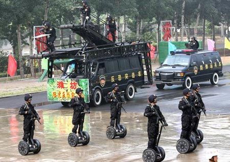 中國特警駕單兵反恐突擊車可行進(jìn)中射擊(圖)