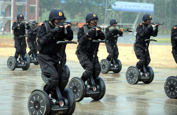 中國特警駕單兵反恐突擊車可行進(jìn)中射擊(圖)