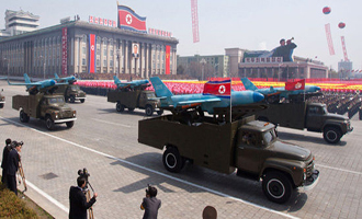 朝鮮閱兵展示多種新型導(dǎo)彈 國產(chǎn)無人機(jī)首次亮相