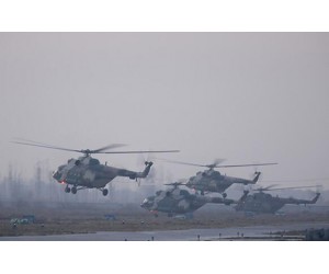 新疆軍區(qū)某旅組織直升機群大規(guī)模飛行訓練