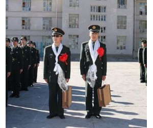 西藏軍區(qū)某團(tuán)舉行2017年度轉(zhuǎn)業(yè)干部退役儀式